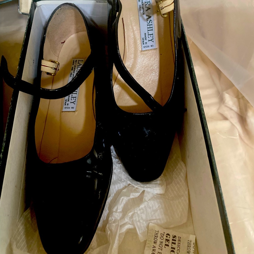 Vintage Laura Ashley patent leather Mary Janes shoes
